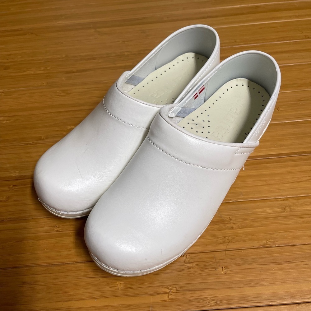 SANITA WHITE WOMENS CLOGS SIZE 37 US 6